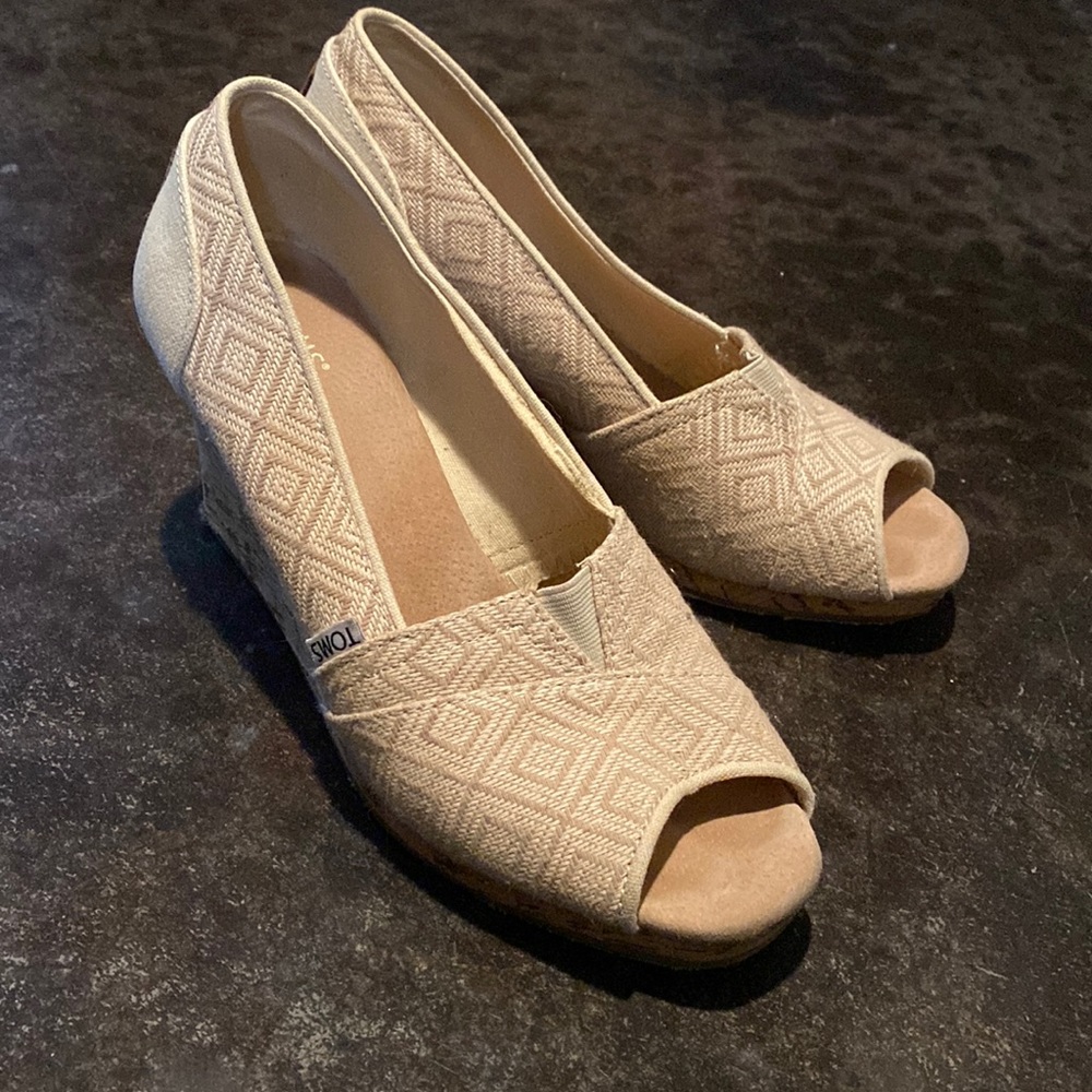 Nice quality toms shoes, well loved